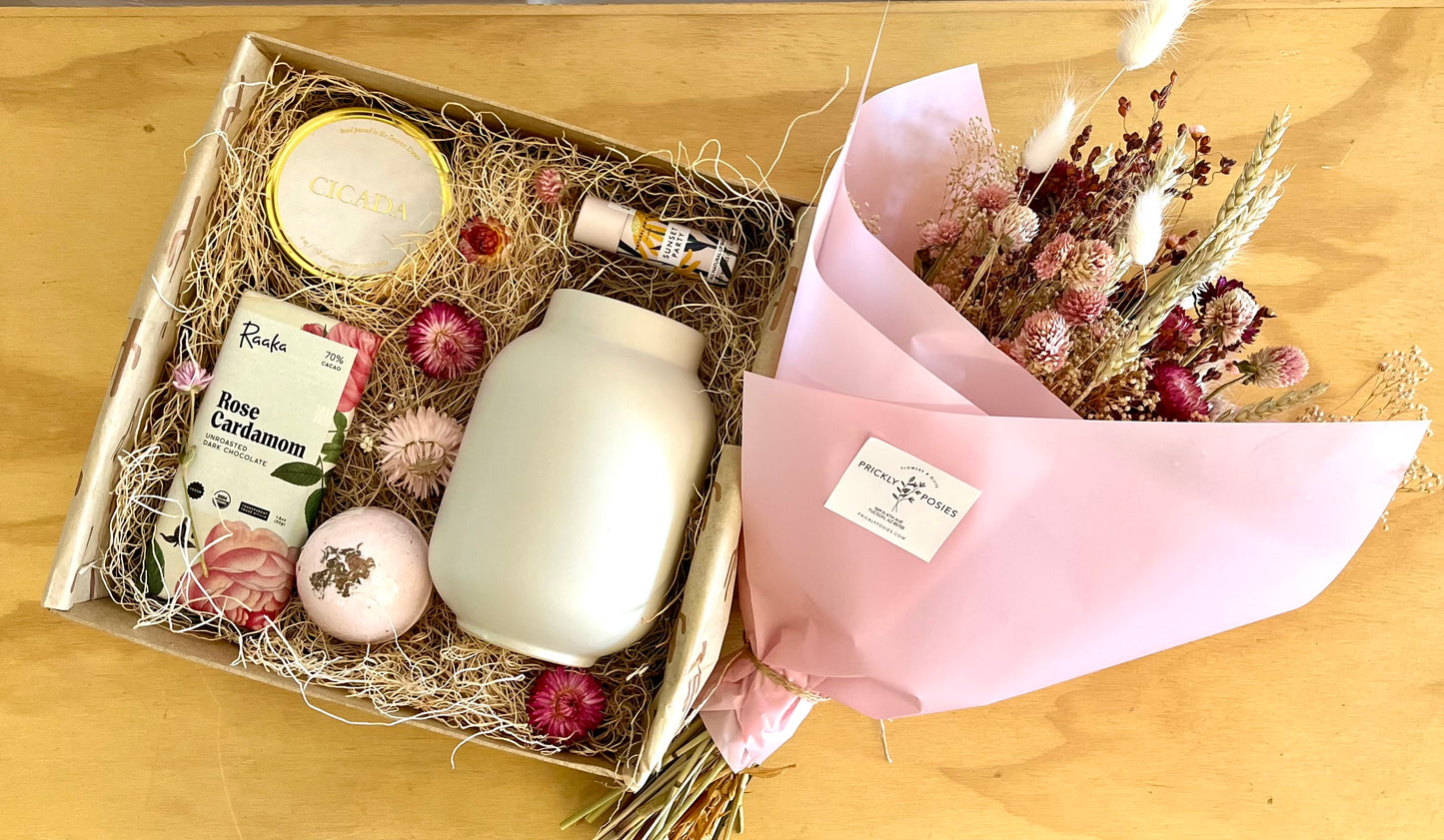 Valentines Gift Box + Bouquet
