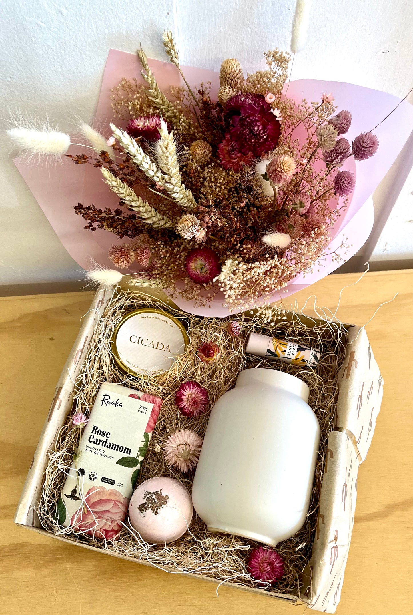 Valentines Gift Box + Bouquet