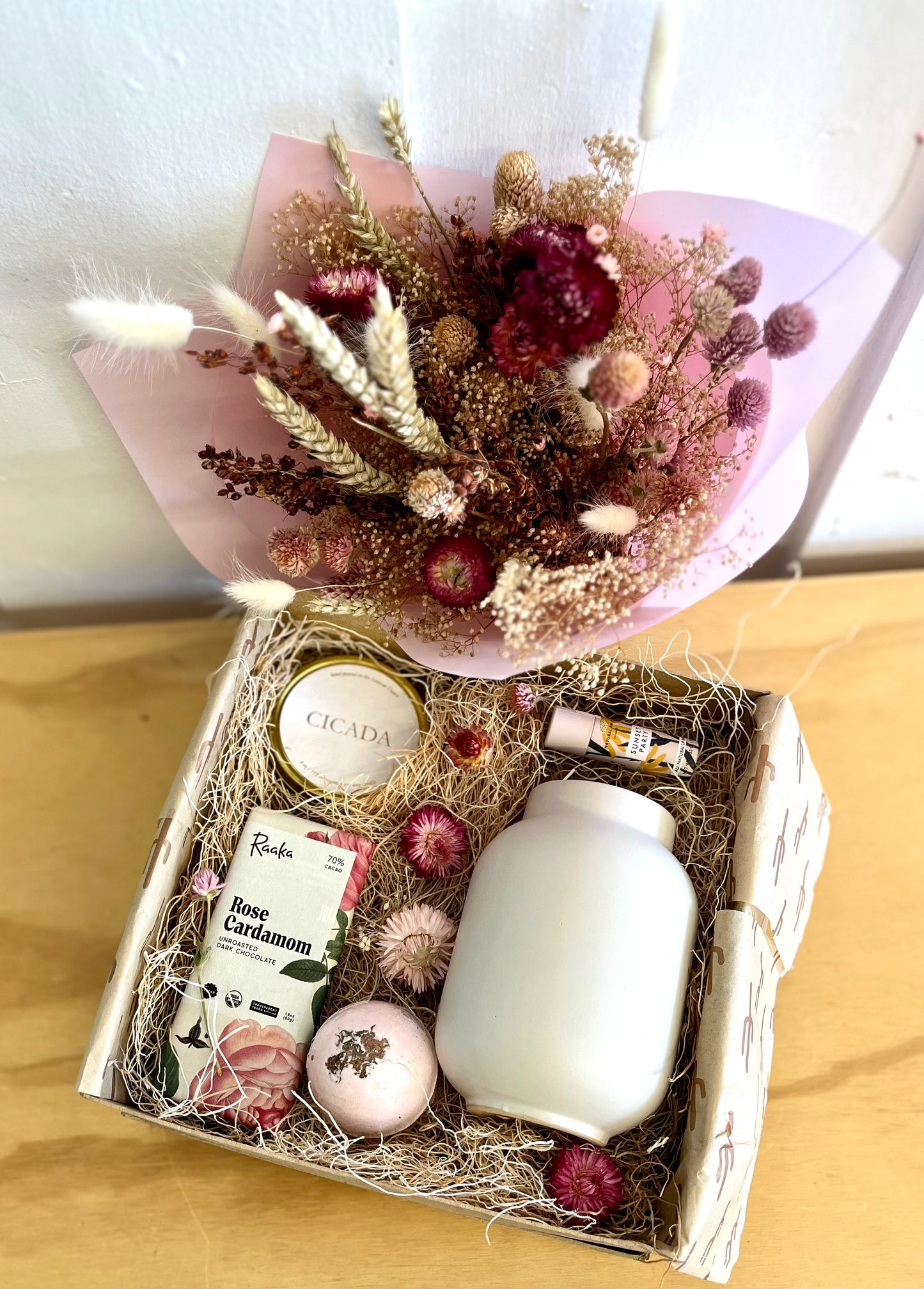Valentines Gift Box + Bouquet
