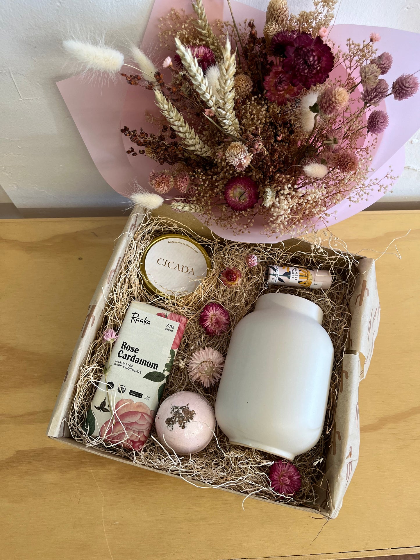 Valentines Gift Box + Bouquet